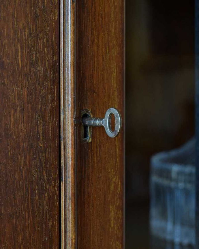 アンティークのキャビネット アンティーク家具 クロウ&ボールの脚がエレガント、ゴシックデザインの英国アンティークキャビネット。小さなパーツにもこだわり取っ手だけを見ていても現代とは違って良質な素材が使われているのが分かります。(k-2014-f)