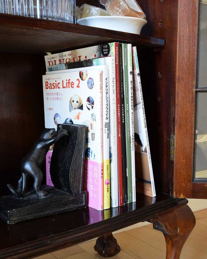 アンティークのキャビネット アンティーク家具 クロウ&ボールの脚がエレガント、ゴシックデザインの英国アンティークキャビネット。しっかり収納できますA4サイズの雑誌までしっかり収納出来ちゃう優れもの。(k-2014-f)