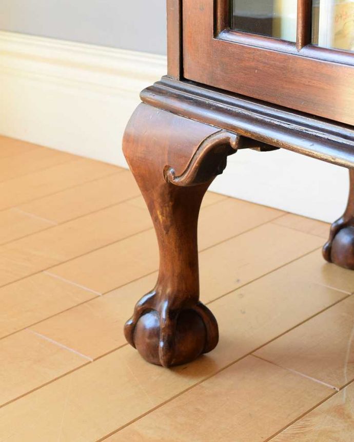 アンティークのキャビネット アンティーク家具 クロウ&ボールの脚がエレガント、ゴシックデザインの英国アンティークキャビネット。女性1人でラクラク運べちゃう仕掛けHandleのアンティークは、脚の裏にフェルトキーパーをお付けしています。(k-2014-f)