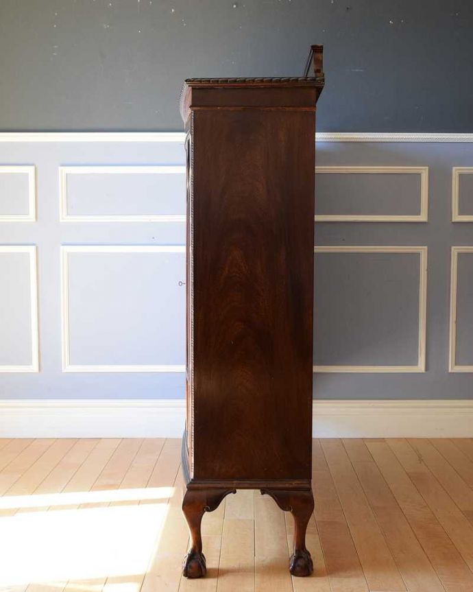 アンティークのキャビネット アンティーク家具 クロウ&ボールの脚がエレガント、ゴシックデザインの英国アンティークキャビネット。横から見てもステキ横顔だって英国アンティークらしくカッコイイんです。(k-2014-f)