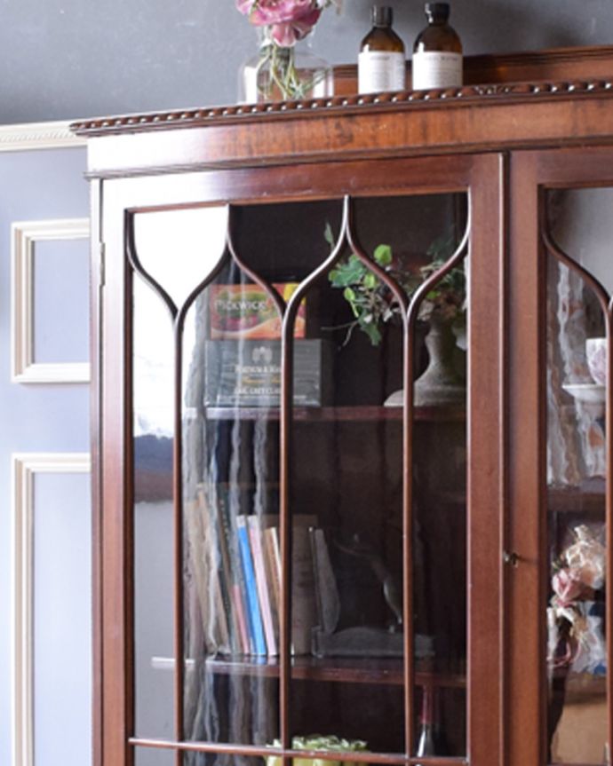 アンティークのキャビネット アンティーク家具 クロウ&ボールの脚がエレガント、ゴシックデザインの英国アンティークキャビネット。ガラス越しに中をのぞいてみると・・・アンティークのガラスを通して中に入っているものを見ると、なんだかちょっと高級に見えるんです。(k-2014-f)