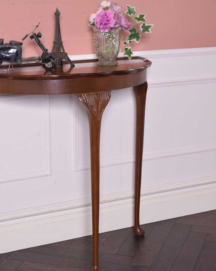 アンティークのテーブル　アンティーク家具　英国のウォルナット材アンティーク家具、3本脚の半月型コンソールテーブル。美しいデザインが印象的実用性を求めない見せ場を作ってくれるコンソールは、何より見た目が重要。(k-2015-f)