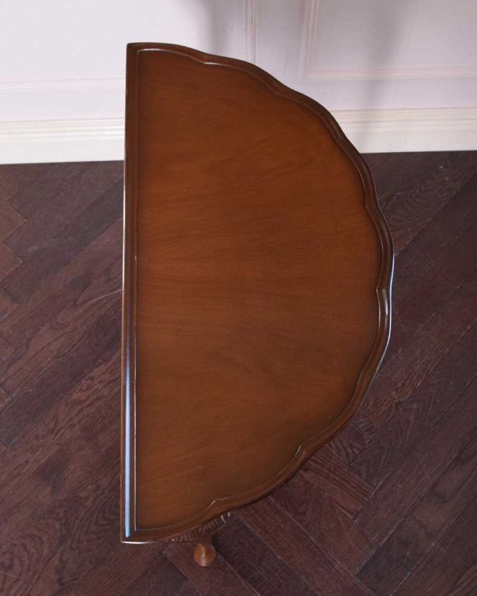 アンティークのテーブル　アンティーク家具　英国のウォルナット材アンティーク家具、3本脚の半月型コンソールテーブル。上から見ると半分のお月様が見えますハーフムーン（半月型）の天板には、何を置いても素敵に魅せてくれる力があります。(k-2015-f)