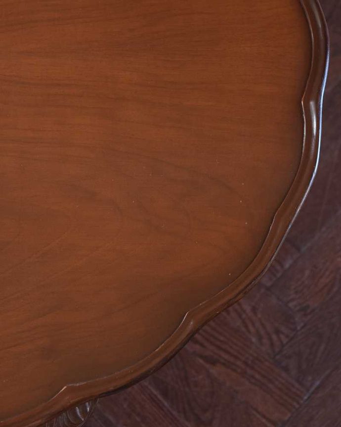 アンティークのテーブル　アンティーク家具　英国のウォルナット材アンティーク家具、3本脚の半月型コンソールテーブル。修復には自信がありますHandleでは専門の職人が修復する際、古い塗装を剥離してキレイにお直ししています。(k-2015-f)