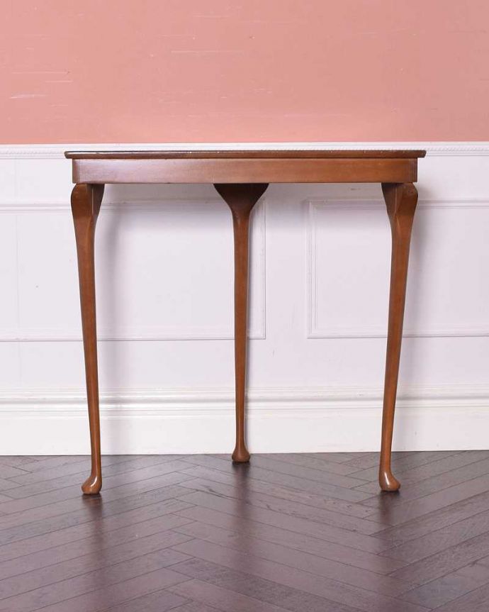 アンティークのテーブル　アンティーク家具　英国のウォルナット材アンティーク家具、3本脚の半月型コンソールテーブル。後ろ姿にも自信があります。(k-2015-f)