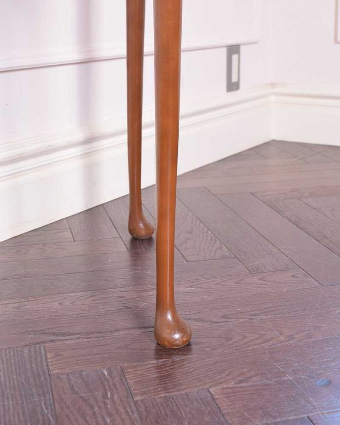 アンティークのテーブル　アンティーク家具　英国のウォルナット材アンティーク家具、3本脚の半月型コンソールテーブル。持ち上げなくても移動できます！Handleのアンティークは、脚の裏にフェルトキーパーをお付けしていますので、床を滑らせてれば女性1人でも移動が簡単です。(k-2015-f)