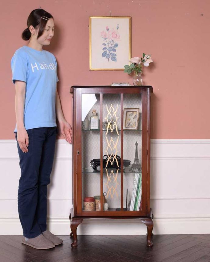 アンティークのキャビネット　アンティーク家具　英国のコンパクトなアンティークガラスキャビネット（飾り棚） 。どこにでも置けちゃうサイズが魅力のキャビネットちょっとしたスペースがあればどこにでも置けちゃうコンパクトサイズのガラスキャビネット。(k-2017-f)
