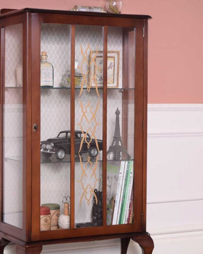 アンティークのキャビネット　アンティーク家具　英国のコンパクトなアンティークガラスキャビネット（飾り棚） 。ガラス越しに中をのぞいてみると･･･中に入れたものが、なんだかちょっと高級に見えちゃうんです。(k-2017-f)