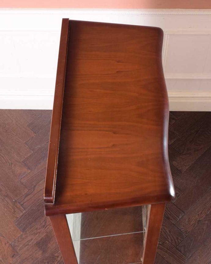 アンティークのキャビネット　アンティーク家具　英国のコンパクトなアンティークガラスキャビネット（飾り棚） 。上から形を見てみましょうキャビネットの形はこんな感じです。(k-2017-f)