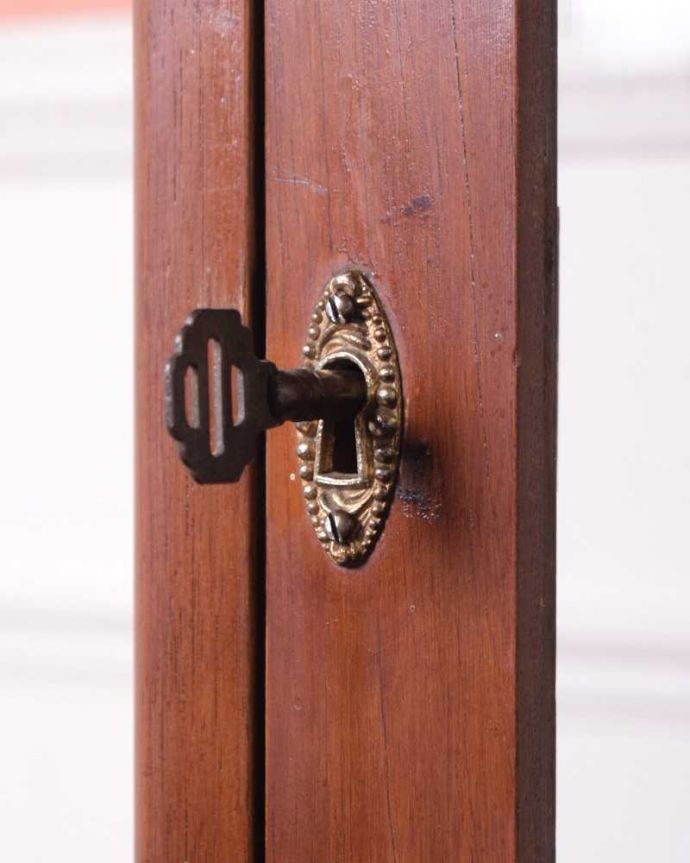 アンティークのキャビネット　アンティーク家具　英国のコンパクトなアンティークガラスキャビネット（飾り棚） 。開ける度にワクワクアンティークらしくカギが取っ手の代わり。(k-2017-f)