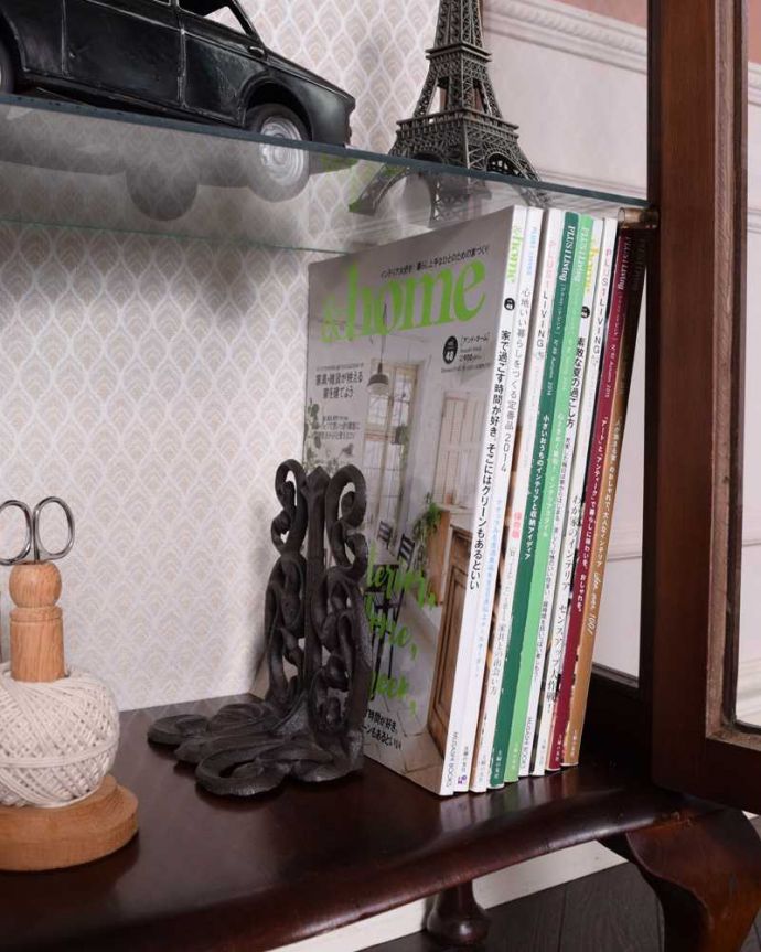 アンティークのキャビネット　アンティーク家具　英国のコンパクトなアンティークガラスキャビネット（飾り棚） 。扉の中は収納たっぷりA4サイズの雑誌までしっかり収納出来ちゃう大きさ。(k-2017-f)