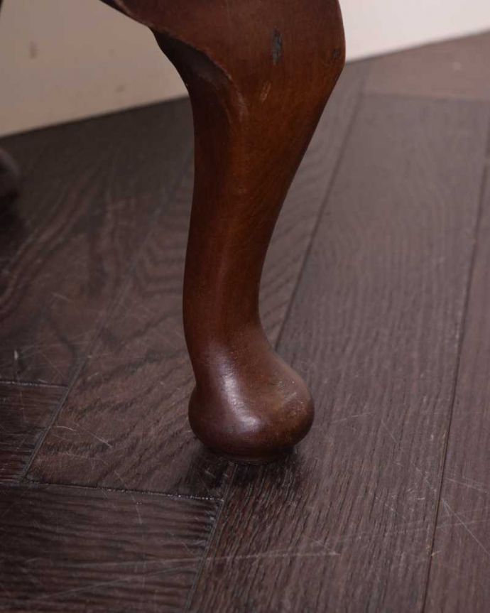 アンティークのキャビネット　アンティーク家具　英国のコンパクトなアンティークガラスキャビネット（飾り棚） 。女性1人でラクラク運べちゃう仕掛けHandleのアンティークは、脚の裏にフェルトキーパーをお付けしています。(k-2017-f)