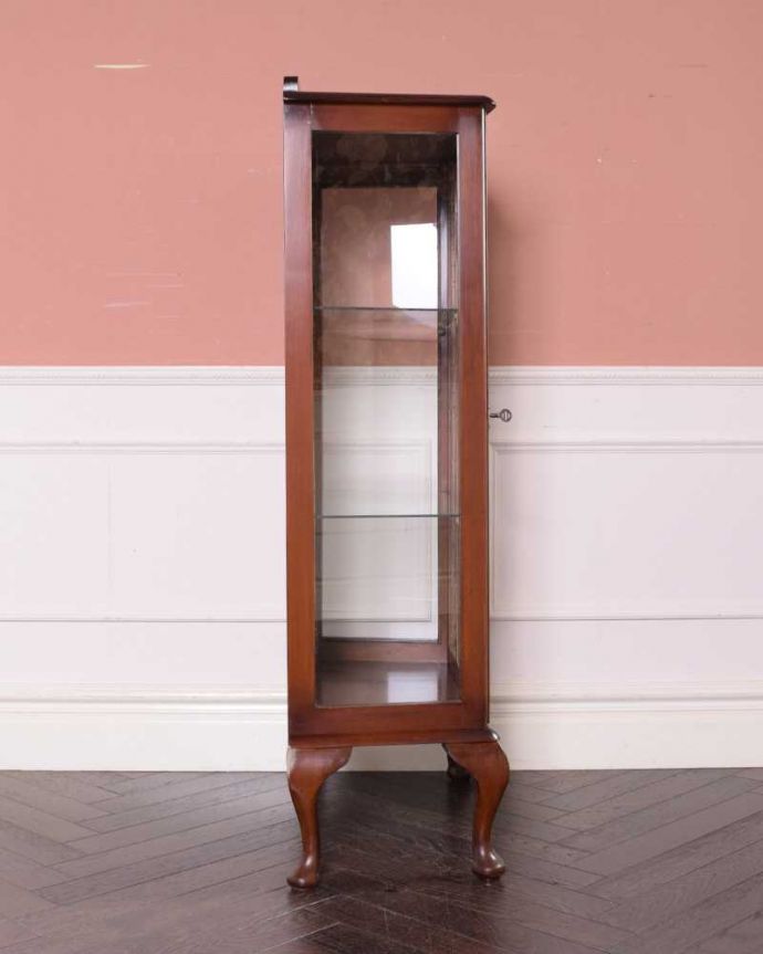 アンティークのキャビネット　アンティーク家具　英国のコンパクトなアンティークガラスキャビネット（飾り棚） 。横から見ると･･･横面もガラス。(k-2017-f)