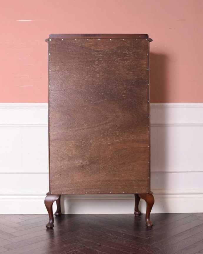 アンティークのキャビネット　アンティーク家具　英国のコンパクトなアンティークガラスキャビネット（飾り棚） 。修復してあるので後姿もキレイ！アンティークは新品ではないので、もちろん経年変化によるキズはありますが、専門の職人がキレイに修復したので、後ろ姿もキレイです。(k-2017-f)