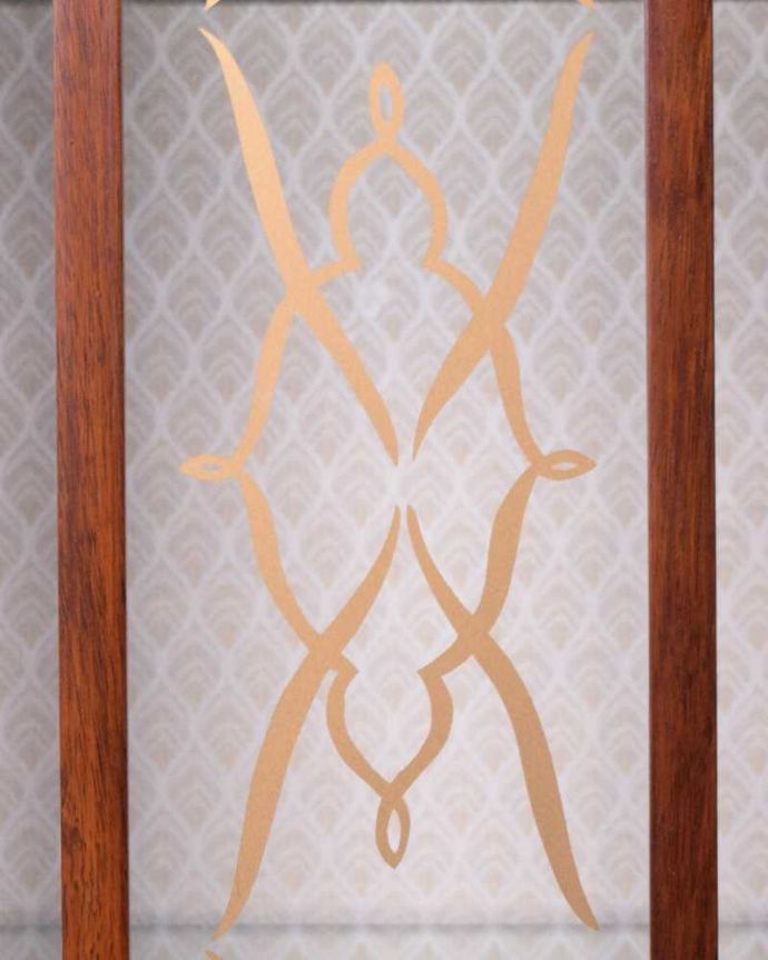 アンティークのキャビネット　アンティーク家具　英国のコンパクトなアンティークガラスキャビネット（飾り棚） 。キレイに残っていてくれましたガラスに描かれている絵は剥がれているものが多いんだけれど、この子はしっかりキレイに残っていてくれました。(k-2017-f)