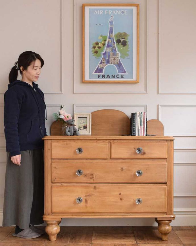 アンティークのチェスト アンティーク家具 イギリスで見つけたガラス取っ手のナチュラルな3段チェスト(整理ダンス)。ほっこりとしたあたたかみが感じられるチェスト最近はなかなか見つけることが出来なくなってきたオールドパイン材のチェスト。(k-2018-f)