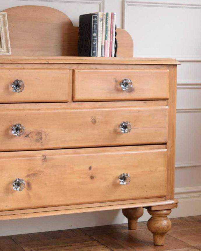 アンティークのチェスト アンティーク家具 イギリスで見つけたガラス取っ手のナチュラルな3段チェスト(整理ダンス)。独創的なデザイン&木目が魅了してくれますオールドパイン材の家具は、何と言っても木目の節が特徴的。(k-2018-f)