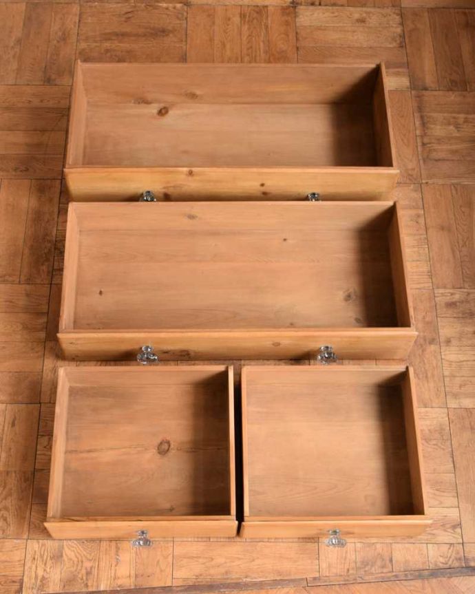 アンティークのチェスト アンティーク家具 イギリスで見つけたガラス取っ手のナチュラルな3段チェスト(整理ダンス)。実は、すっごく時間がかかっていますオールドパイン材の家具は、とにかく引き出しの中を直すのに手間暇をかけています。(k-2018-f)