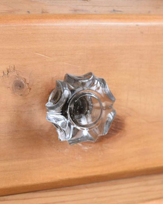アンティークのチェスト アンティーク家具 イギリスで見つけたガラス取っ手のナチュラルな3段チェスト(整理ダンス)。超レアなガラスの取っ手この時代、まだまだ貴重だったガラスで作られた取っ手。(k-2018-f)