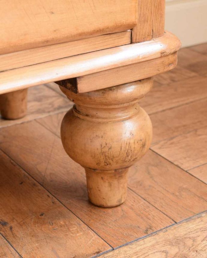 アンティークのチェスト アンティーク家具 イギリスで見つけたガラス取っ手のナチュラルな3段チェスト(整理ダンス)。女性1人でラクラク運べちゃう仕掛けHandleのアンティークは、脚の裏にフェルトキーパーをお付けしています。(k-2018-f)