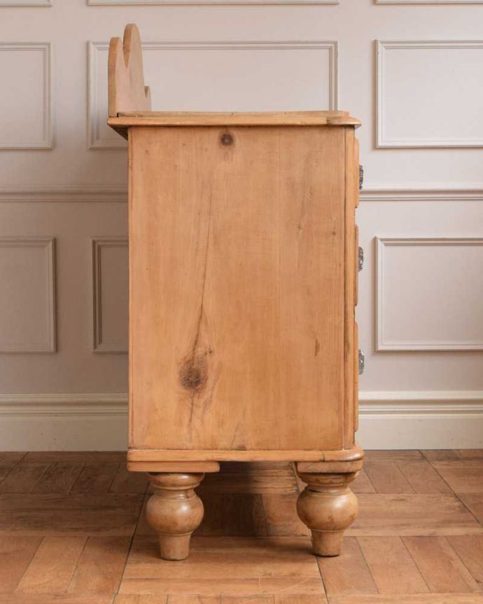 アンティークのチェスト アンティーク家具 イギリスで見つけたガラス取っ手のナチュラルな3段チェスト(整理ダンス)。横から見てもキレイですもちろん、横顔だってキレイ!どこから見ても絵になります。(k-2018-f)