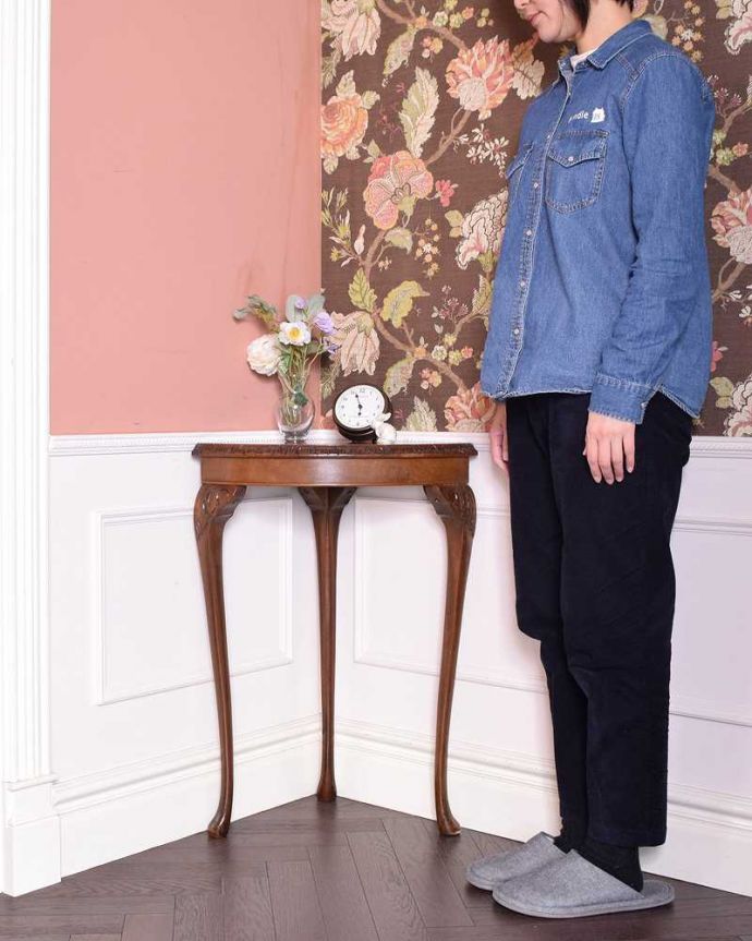 アンティークのテーブル アンティーク家具 イギリスから届いたアンティークの コーナー用コンソールテーブル。角にピタッと付けるだけで出来るおしゃれコーナーお部屋の角に魅せ場を作ってくれるクォータームーン(1/4)のコンソール。(k-2019-f)