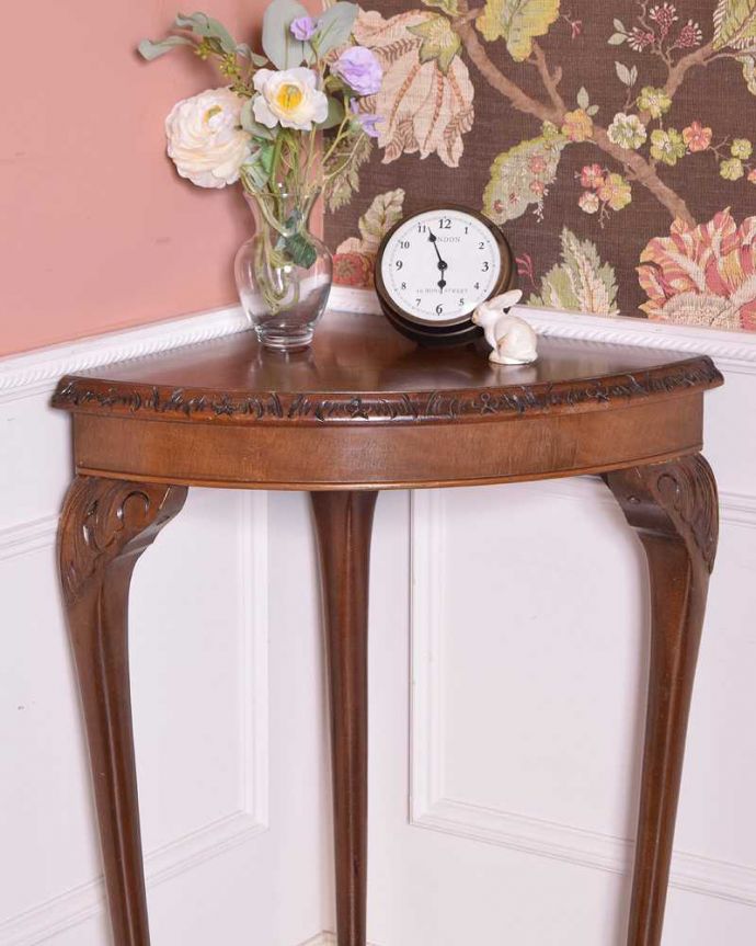 アンティークのテーブル アンティーク家具 イギリスから届いたアンティークの コーナー用コンソールテーブル。美しいデザインが印象的実用性を求めない見せ場を作ってくれるコンソールは、何より見た目が重要。(k-2019-f)