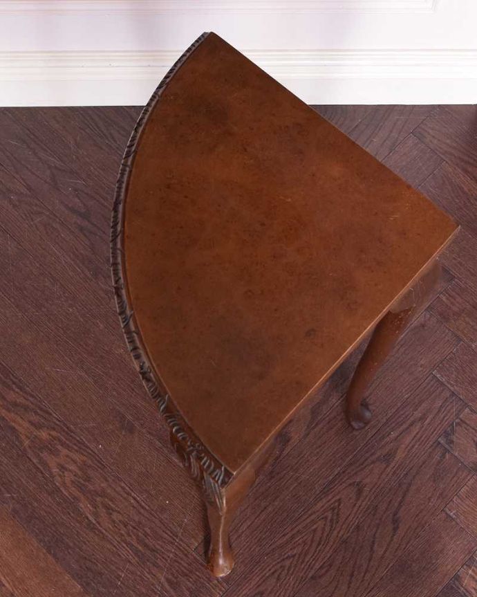 アンティークのテーブル アンティーク家具 イギリスから届いたアンティークの コーナー用コンソールテーブル。上から見ると1/4のお月様が見えますクオータームーン(1/4月型)の天板には、何を置いても素敵に魅せてくれる力があります。(k-2019-f)