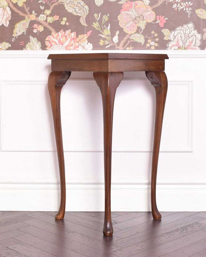 アンティークのテーブル アンティーク家具 イギリスから届いたアンティークの コーナー用コンソールテーブル。後ろ姿にも自信があります。(k-2019-f)