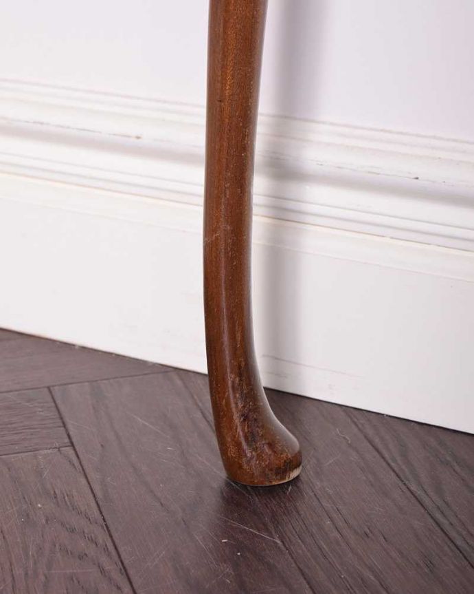 アンティークのテーブル アンティーク家具 イギリスから届いたアンティークの コーナー用コンソールテーブル。持ち上げなくても移動できます!Handleのアンティークは、脚の裏にフェルトキーパーをお付けしていますので、床を滑らせてれば女性1人でも移動が簡単です。(k-2019-f)