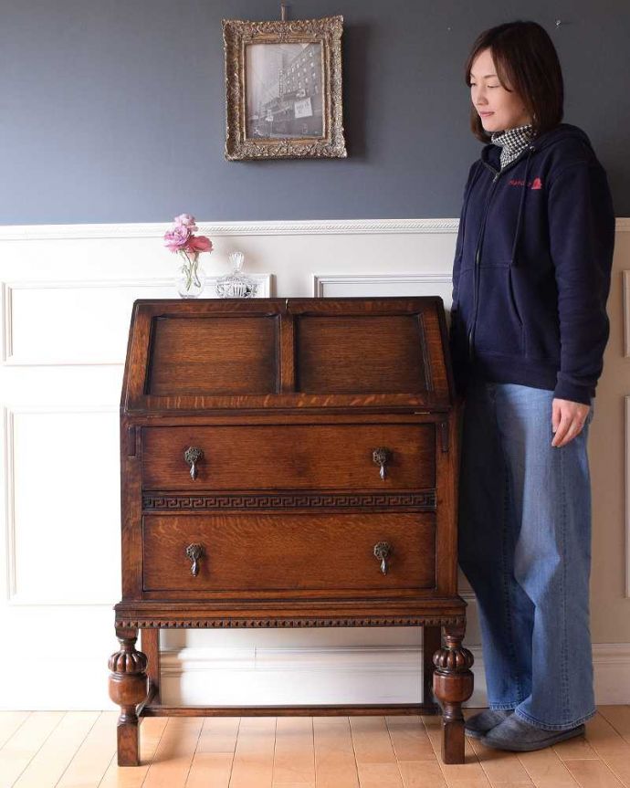 ビューロー　アンティーク家具　英国紳士お好みの重厚感あるデザインがかっこいい、アンティークのライティングビューロー 。英国らしいドッシリとした落ち着いた雰囲気が自慢扉を開くだけでデスクになっちゃうビューロー。(k-2020-f)