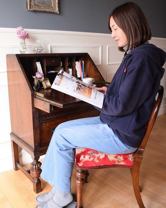 ビューロー　アンティーク家具　英国紳士お好みの重厚感あるデザインがかっこいい、アンティークのライティングビューロー 。扉を前に倒すだけで、あっという間に自分だけの場所扉の部分を前に倒すと、あっという間にデスクに早変わり。(k-2020-f)