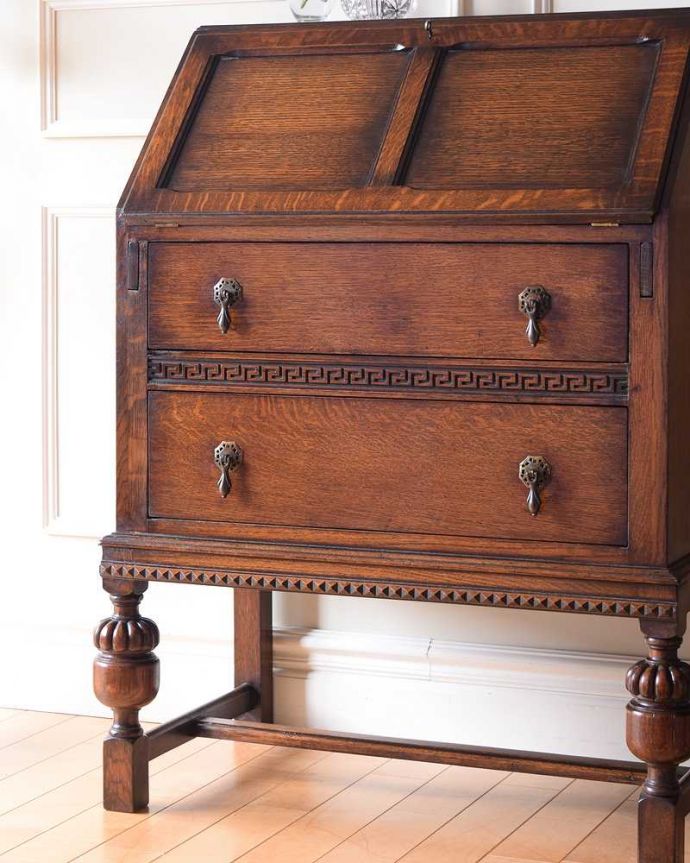 ビューロー　アンティーク家具　英国紳士お好みの重厚感あるデザインがかっこいい、アンティークのライティングビューロー 。英国アンティークらしい木目の美しさ自慢はアンティークだから手に入る木目の美しさ。(k-2020-f)