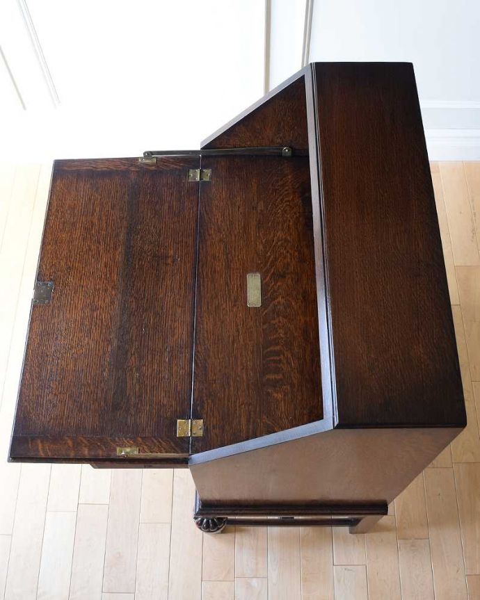 ビューロー　アンティーク家具　英国紳士お好みの重厚感あるデザインがかっこいい、アンティークのライティングビューロー 。デスクの部分を上から見ると･･･天板部分の塗装も専門の職人がしっかりキレイに修復したので、こんなにキレイです。(k-2020-f)