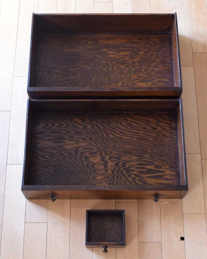 ビューロー　アンティーク家具　英国紳士お好みの重厚感あるデザインがかっこいい、アンティークのライティングビューロー 。引き出しの中もキレイに仕上げましたもちろん、引き出しの中もキレイに修復したので、実用的にいろんなものを収納してお使い下さい。(k-2020-f)