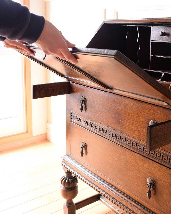 ビューロー　アンティーク家具　英国紳士お好みの重厚感あるデザインがかっこいい、アンティークのライティングビューロー 。扉を前に倒すと･･･ビューロー部分の扉は簡単に前に倒せます。(k-2020-f)