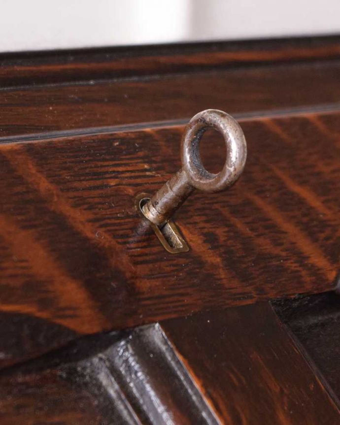 ビューロー　アンティーク家具　英国紳士お好みの重厚感あるデザインがかっこいい、アンティークのライティングビューロー 。鍵を使って開けて下さいおとぎ話から出てきたような可愛いアンティークの鍵で開け閉め出来ます。(k-2020-f)