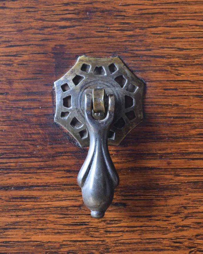 ビューロー　アンティーク家具　英国紳士お好みの重厚感あるデザインがかっこいい、アンティークのライティングビューロー 。アンティークらしい取っ手取っ手にもこだわりが感じられます。(k-2020-f)