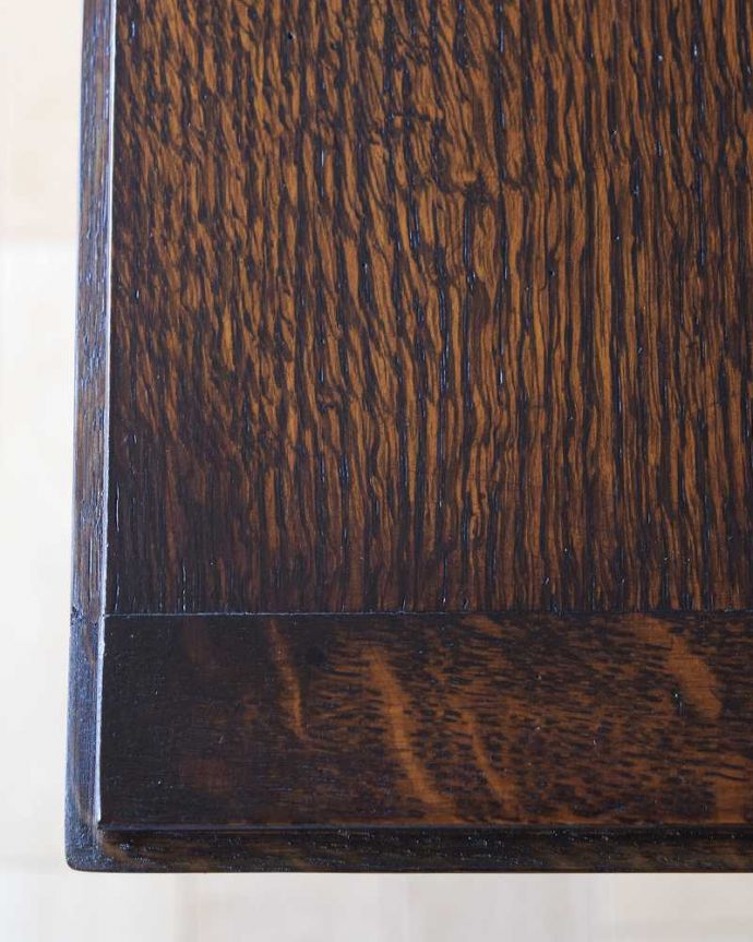 ビューロー　アンティーク家具　英国紳士お好みの重厚感あるデザインがかっこいい、アンティークのライティングビューロー 。天板部分もキレイですやっぱりデスクの天板部分は気になるポイント。(k-2020-f)