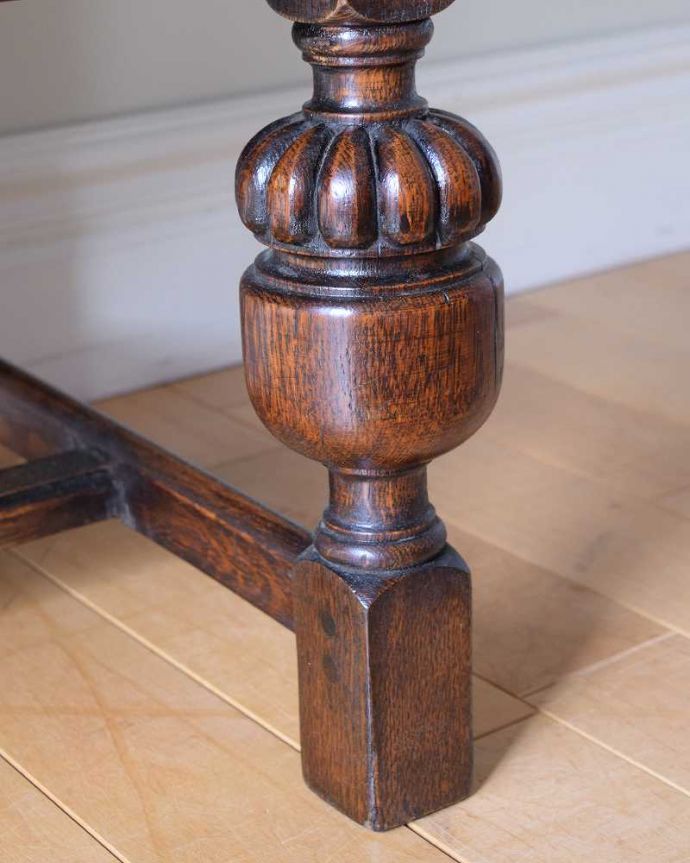 ビューロー　アンティーク家具　英国紳士お好みの重厚感あるデザインがかっこいい、アンティークのライティングビューロー 。女性１人でラクラ運べちゃうんですHandleのアンティークは、脚の裏にフェルトキーパーをお付けしています。(k-2020-f)