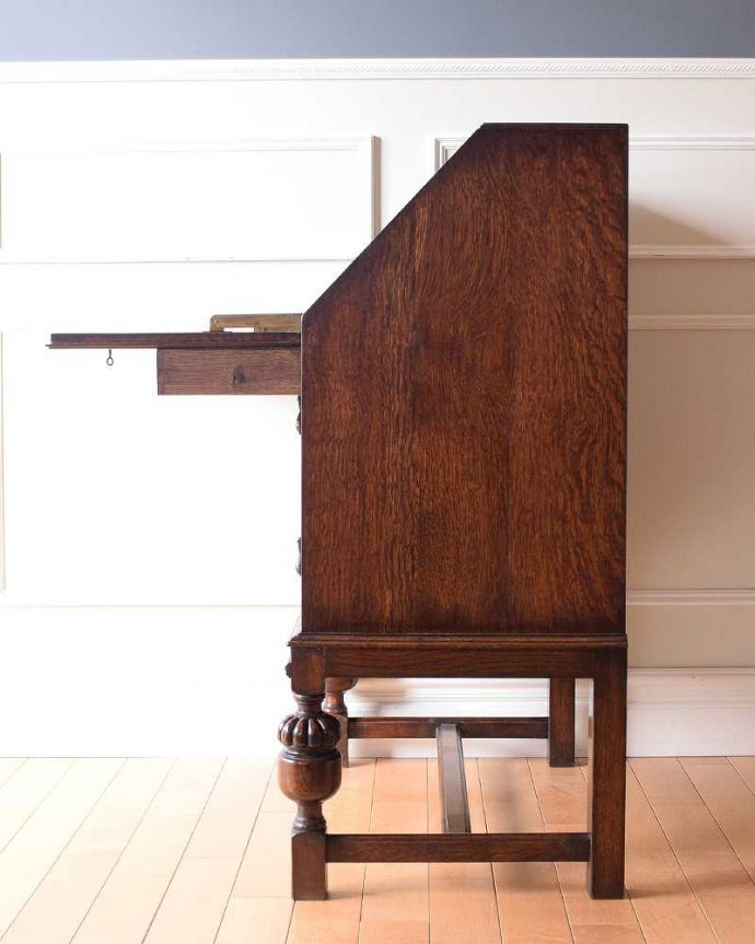 ビューロー　アンティーク家具　英国紳士お好みの重厚感あるデザインがかっこいい、アンティークのライティングビューロー 。横から見ても素敵なんですもちろん横から見ても自慢できるようにキレイに仕上げました。(k-2020-f)