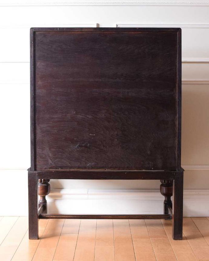 ビューロー　アンティーク家具　英国紳士お好みの重厚感あるデザインがかっこいい、アンティークのライティングビューロー 。もちろん後ろ姿もキレイですアンティークは新品ではないので経年変化によるキズはありますが専門の職人がしっかり修復したので安心してお使いください。(k-2020-f)