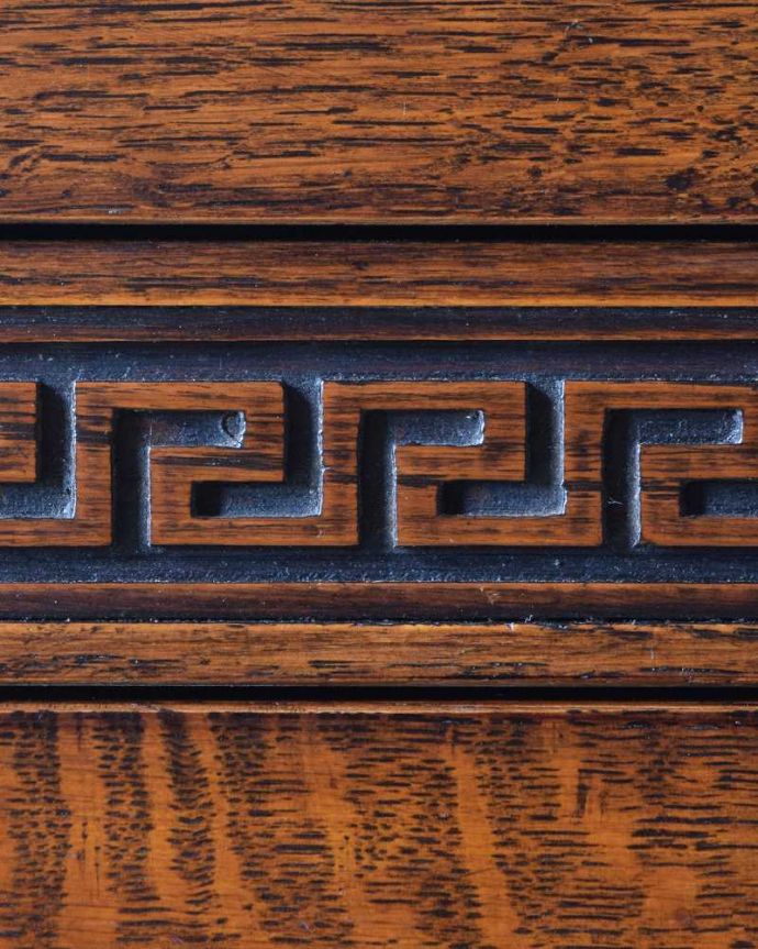 ビューロー　アンティーク家具　英国紳士お好みの重厚感あるデザインがかっこいい、アンティークのライティングビューロー 。惚れ惚れしちゃう美しさこんなに堅い無垢材に一体どうやって彫ったんだろう？と不思議になるくらい細かい彫にうっとりです。(k-2020-f)