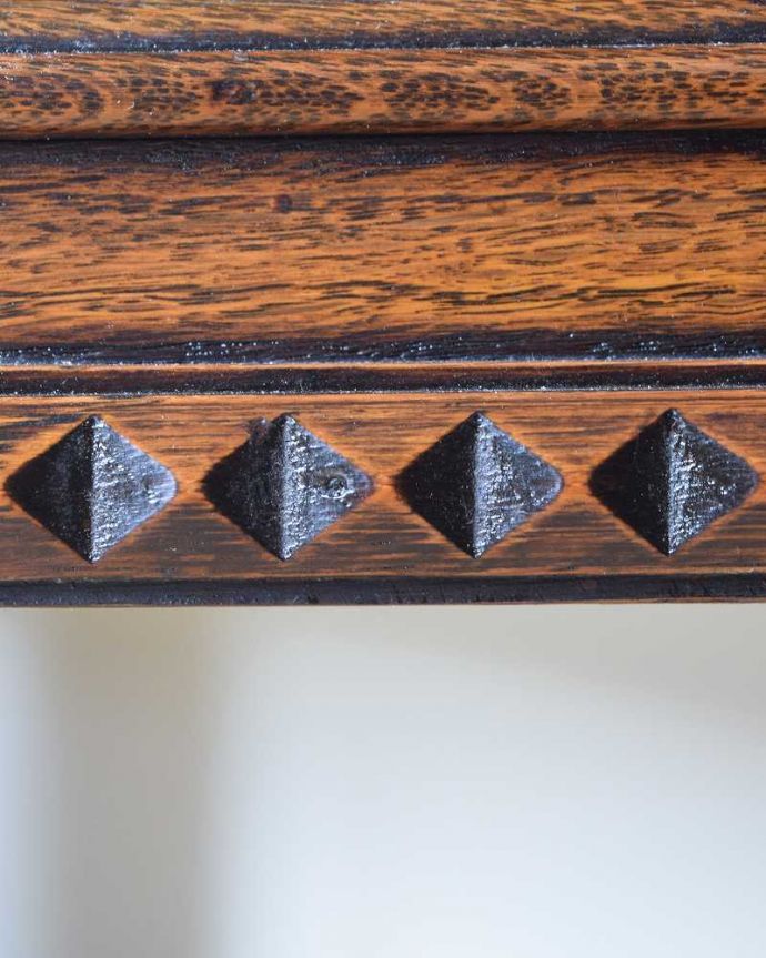 ビューロー　アンティーク家具　英国紳士お好みの重厚感あるデザインがかっこいい、アンティークのライティングビューロー 。いろんな場所にこだわり彫のデザインもいろいろです。(k-2020-f)