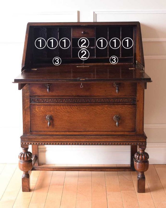 ビューロー　アンティーク家具　英国紳士お好みの重厚感あるデザインがかっこいい、アンティークのライティングビューロー 。細かく仕切られた中身にうっとり扉の中身はこんなに細かく仕切られています。(k-2020-f)