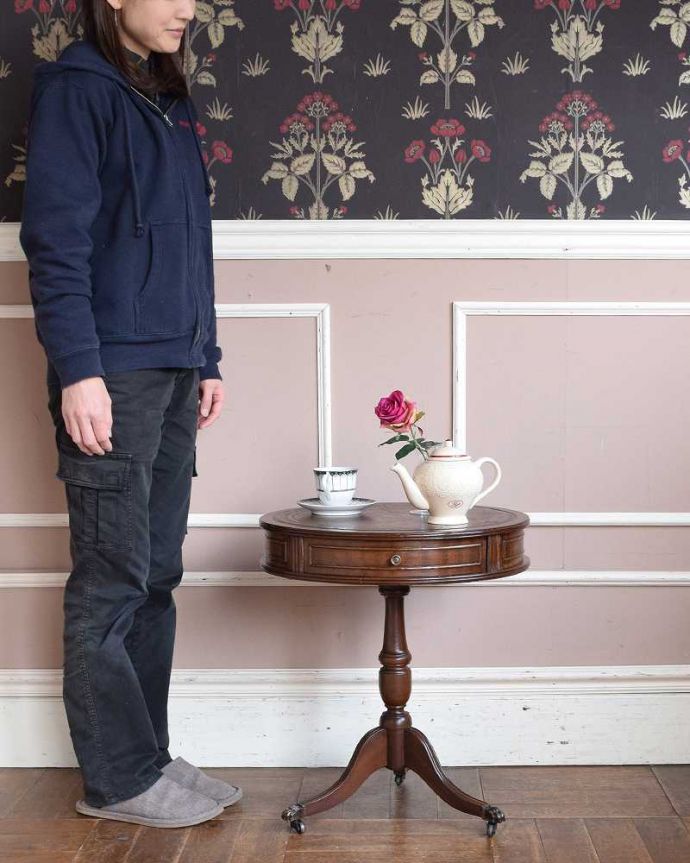 アンティークのテーブル アンティーク家具 英国輸入のアンティーク家具、革張り天板のドラムテーブル(引き出し付き)。丸い形が特長の小さなアンティークテーブル英国アンティークらしい美しいデザインのドラムテーブル。(k-2021-f)