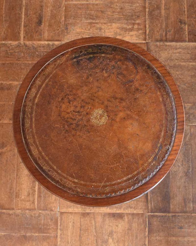 アンティークのテーブル アンティーク家具 英国輸入のアンティーク家具、革張り天板のドラムテーブル(引き出し付き)。上から見た天板の表情も美しい…天板を上から見ると、こんな感じです。(k-2021-f)