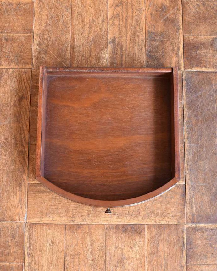 アンティークのテーブル アンティーク家具 英国輸入のアンティーク家具、革張り天板のドラムテーブル(引き出し付き)。引き出しの中もキレイですテーブルに付いた引き出しの中も、もちろん職人がしっかり修復しました。(k-2021-f)