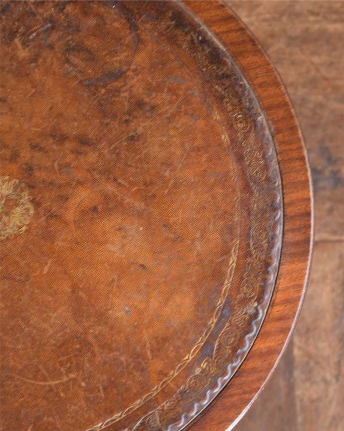 アンティークのテーブル アンティーク家具 英国輸入のアンティーク家具、革張り天板のドラムテーブル(引き出し付き)。天板も修復したのでキレイです修復の際、塗装もキレイにしました。(k-2021-f)