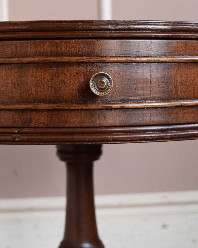 アンティークのテーブル アンティーク家具 英国輸入のアンティーク家具、革張り天板のドラムテーブル(引き出し付き)。開ける度にワクワクこんな所もアンティークらしさ。(k-2021-f)